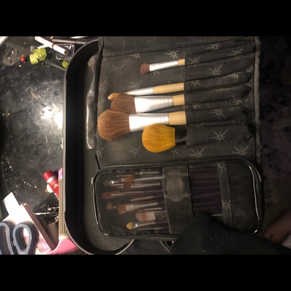 Younique box + full makeup brush set - Picture 4 of 4
